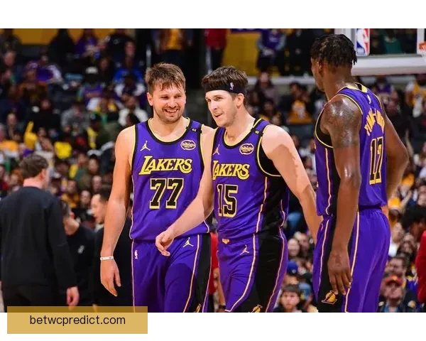 范德比尔特调侃东契奇穿衣走秀 逼穿自家球衣戴金链展现时尚感